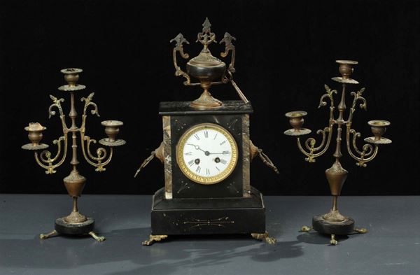 Trittico composto da orologio e due candelieri in marmo nero e bronzo dorato, XIX secolo