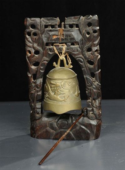 Gong in Metallo su Base in Legno Intagliato