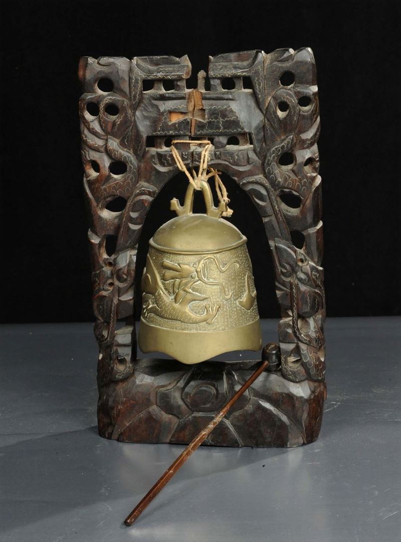 Gong in metallo su base in legno intagliato  - Asta Antiquariato e Dipinti Antichi - Cambi Casa d'Aste