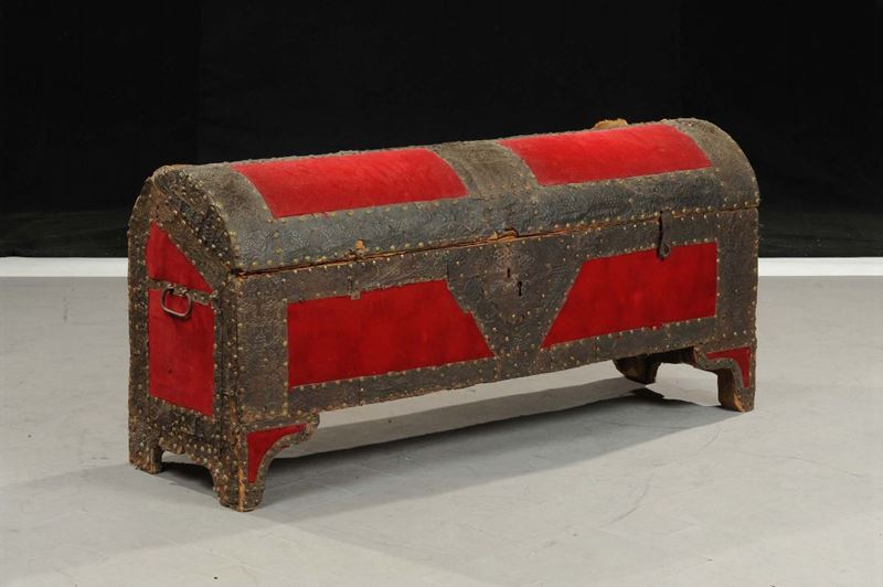 Cassa nunziale rivestita in tessuto rosso e lamierino sbalzato, XVIII secolo  - Asta Antiquariato e Dipinti Antichi - Cambi Casa d'Aste