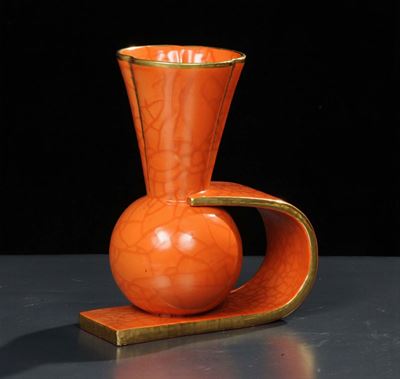 Manifattura di Derutavaso in Terracotta con Richiami Stilistici Futuristi