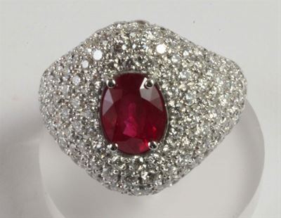 Anello con Rubino su Pav di Diamanti