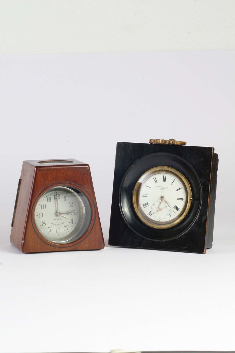 Officielle in Bronzo e Altri Due Orologi da Appoggio