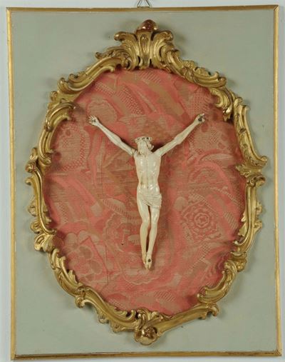 Crocefisso in Avorio Entro Cornice con Profilo Sagomato