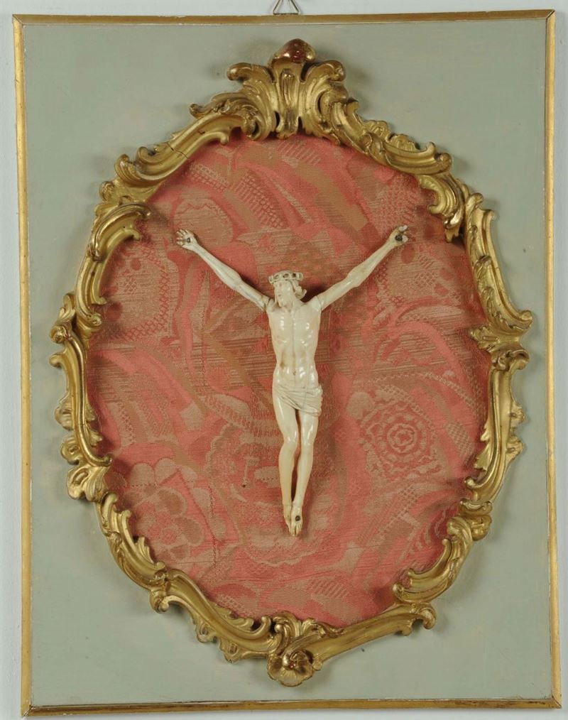 Crocefisso in avorio entro cornice con profilo sagomato  - Asta Antiquariato e Dipinti Antichi - Cambi Casa d'Aste