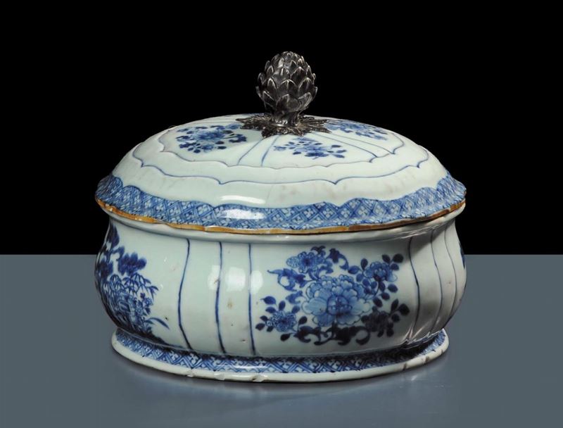 Coppa in ceramica bianca e blu con coperchio, Quianlong  seconda metˆ del XVIII secolo  - Asta Arte Orientale - Cambi Casa d'Aste