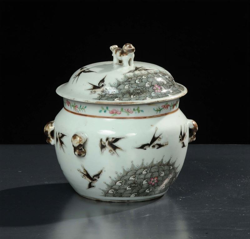 Coppa con coperchio, Famiglia Rosa, Cina epoca dell'imperatore Guangxu (1875-1908)  - Auction Oriental Art - Cambi Casa d'Aste