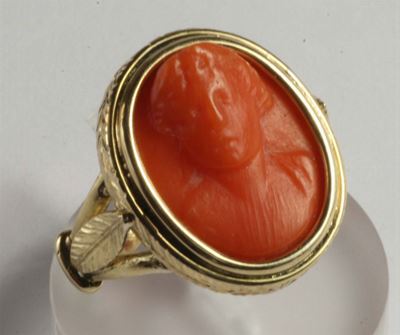 Anello con Cammeo in Corallo