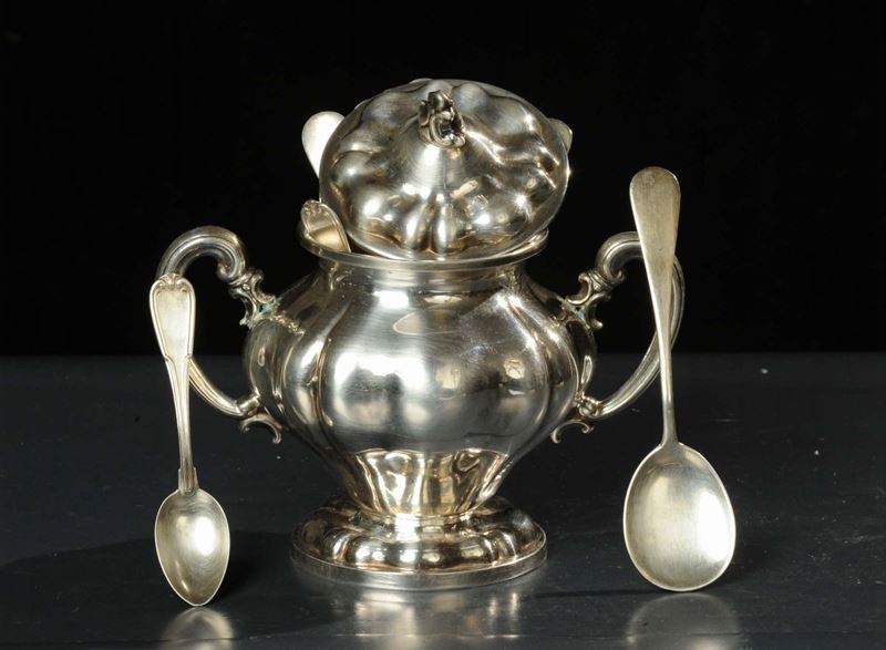 Zuccheriera in argento in stile barocchetto  - Asta Gioielli, Argenti ed Orologi Antichi e Contemporanei - Cambi Casa d'Aste