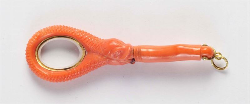 Lente in corallo inciso. XIX secolo  - Asta Gioielli, Argenti ed Orologi Antichi e Contemporanei - Cambi Casa d'Aste