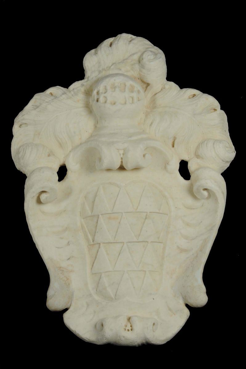 Stemma nobiliare in marmo bianco, XVIII secolo  - Asta Antiquariato e Dipinti Antichi - Cambi Casa d'Aste