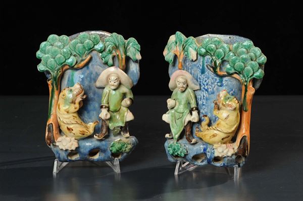 Due vasi in terracotta policroma, Cina fine XVIII secolo