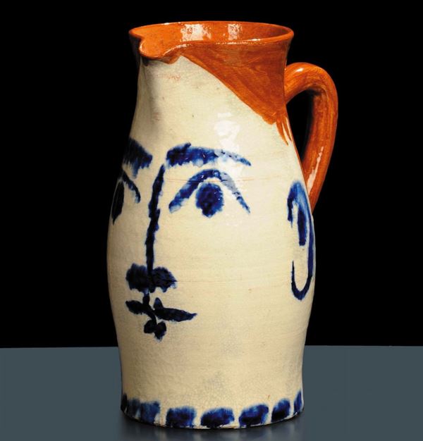 Pablo Picasso (1891-1973) - Madoura - VallaurisBrocca in terracotta decorata con volto in smalto blu