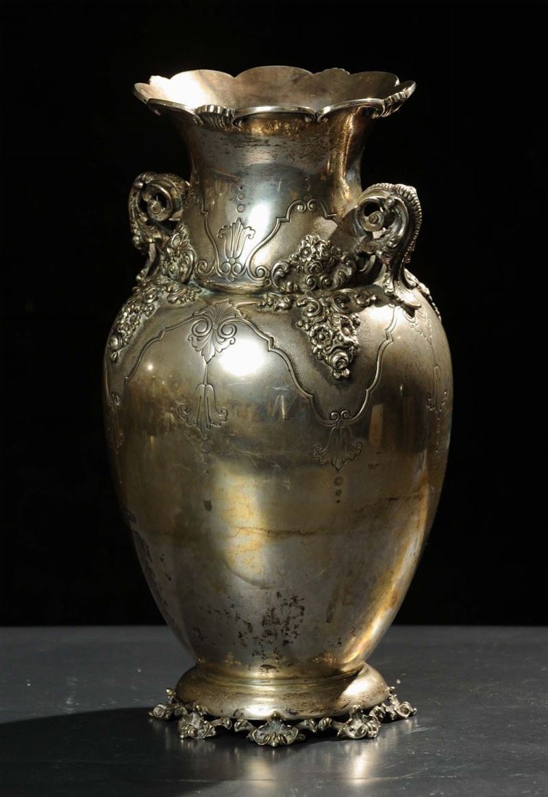 Vaso in argento con fiori a rilievo  - Asta Gioielli, Argenti ed Orologi Antichi e Contemporanei - Cambi Casa d'Aste