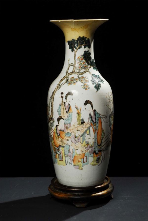 Vaso in porcellana a fondo bianco con personaggi, Cina XX secolo