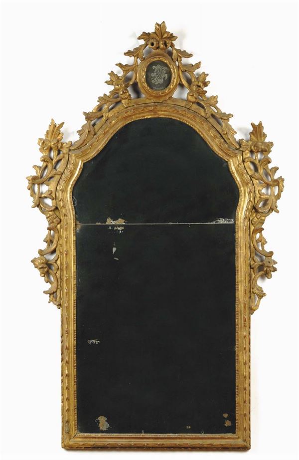 Specchiera  in stile Luigi XV intagliata e dorata