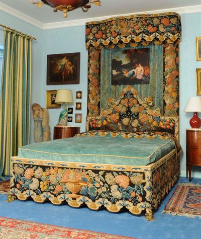 Importante Letto a Due Piazzecon Testata Sagomata e Baldacchino con Tessuto a Piccolo Punto, Elem...