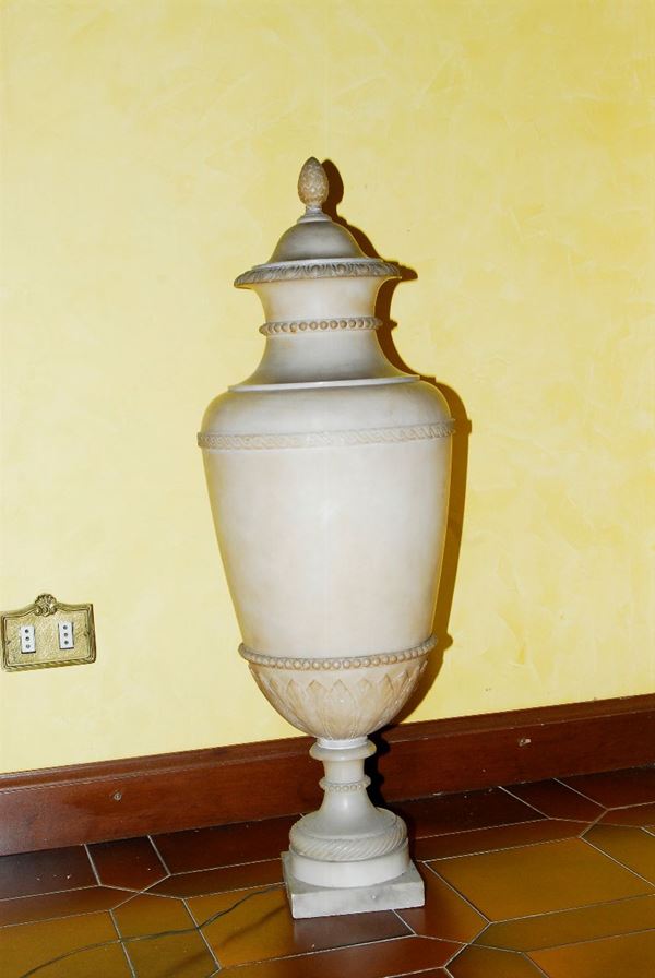 Coppia di vasi traforati in alabastro, XIX secolo
