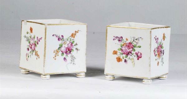 Due vasi in porcellana a base quadrata con decoro floreale policromo, Francia XIX secolo