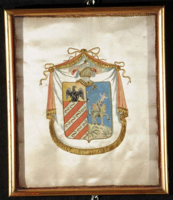 Tessuto riccamente ricamato con stemma in cornice dorata, fine XIX secolo