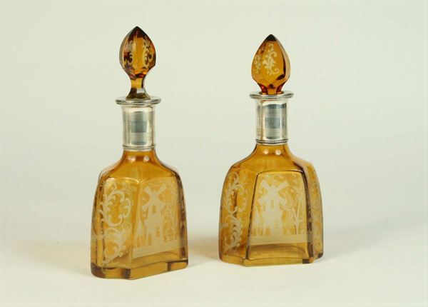 Coppia di decanters in vetro inciso color ambra con montature in argento