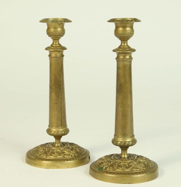 Coppia di candelieri in metallo dorato, XX secolo