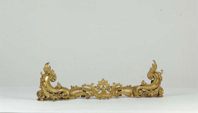 Guarnizione da camino in metallo dorato, fine XIX secolo  - Auction House Sale Villa la Femara - Cambi Casa d'Aste