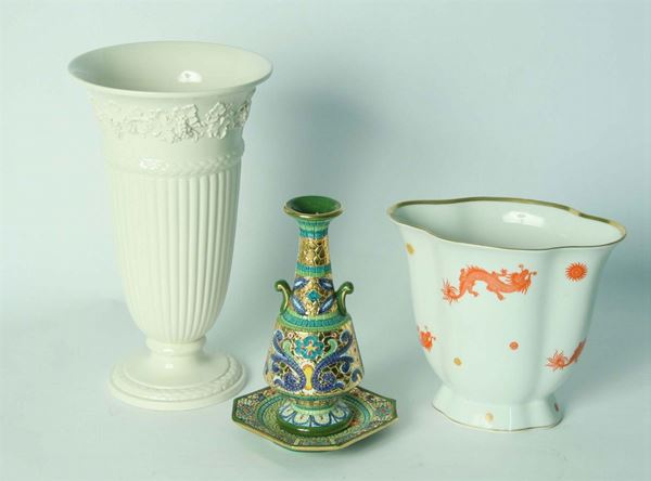 Tre vasi moderni in ceramica di manifatture diverse
