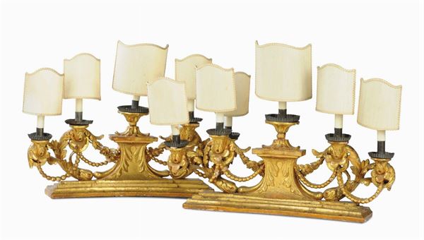Coppia di candelabri da altare a cinque luci intagliati  a festoni in legno dorato, fine XVIII secolo