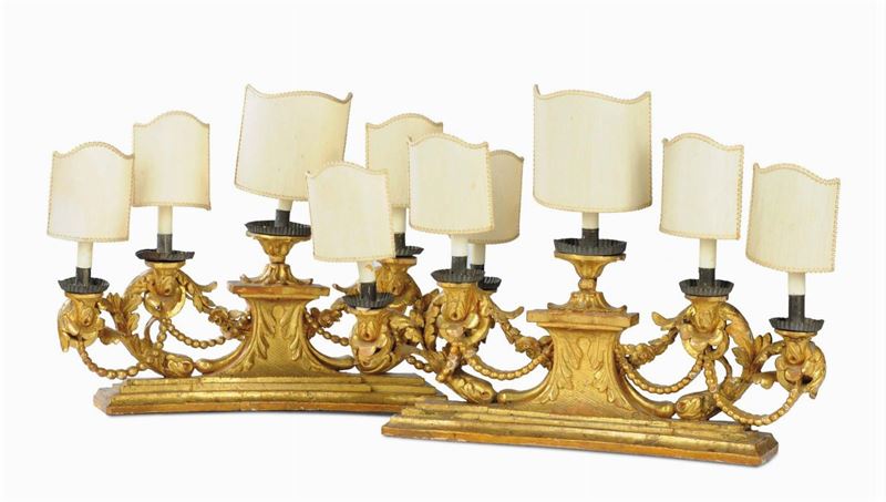 Coppia di candelabri da altare a cinque luci intagliati  a festoni in legno dorato, fine XVIII secolo  - Auction House Sale Villa la Femara - Cambi Casa d'Aste