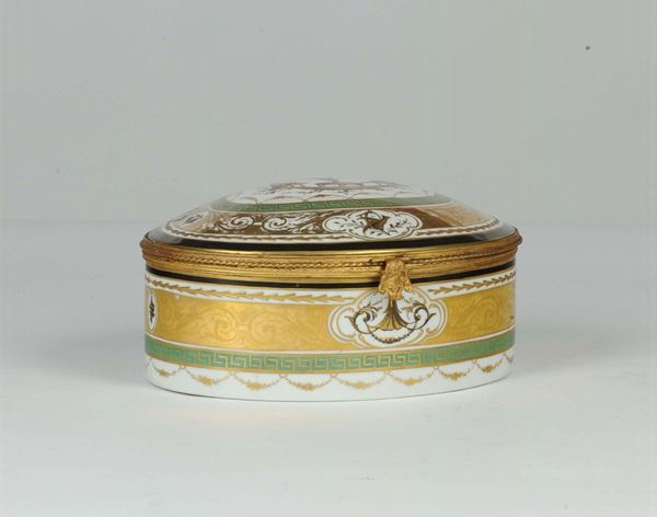 Scatola ovale in porcellana dipinta in policromia con montatura in metallo dorato