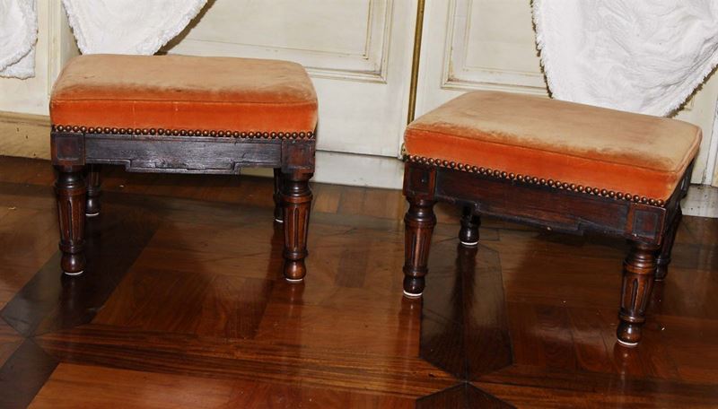Coppia di poggiapiedi in legno e tessuto arancione  - Auction House Sale Villa la Femara - Cambi Casa d'Aste