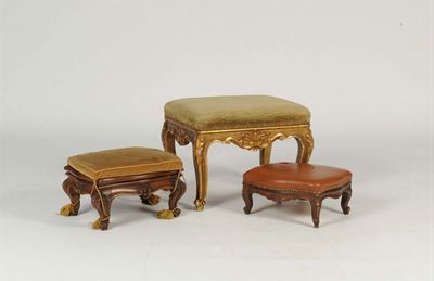 Tre Sgabelli Diversi, uno in Legno Dorato e Due in Noce