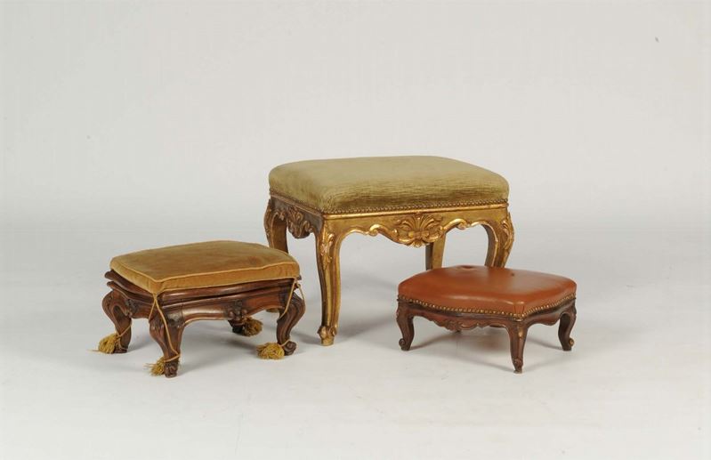 Tre sgabelli diversi, uno in legno dorato e due in noce  - Auction House Sale Villa la Femara - Cambi Casa d'Aste