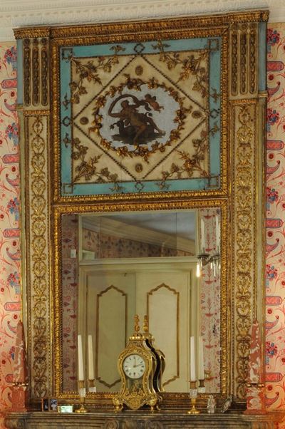 Importante Caminiera in Legno Intagliato, Dorato e Dipinto in Turchese e Crema, Ultimo Quarto XVI...