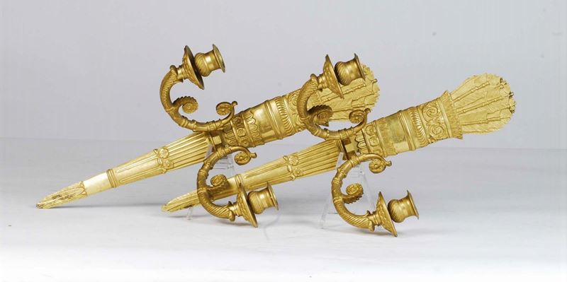 Coppia di appliques Impero a due luci a guisa di cornucopie in bronzo dorato, XIX secolo  - Auction House Sale Villa la Femara - Cambi Casa d'Aste