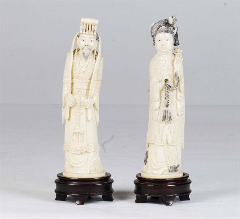 Due figure cinesi in avorio intagliato, inizio XX secolo  - Auction House Sale Villa la Femara - Cambi Casa d'Aste
