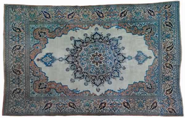 Tappeto persiano Tabriz a fondo azzurro con medaglione centrale  su campo beige inizio XX secolo