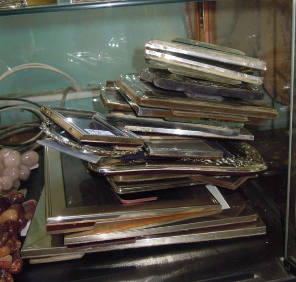 Lotto di diciotto cornicette in argento, principalmente XX secolo