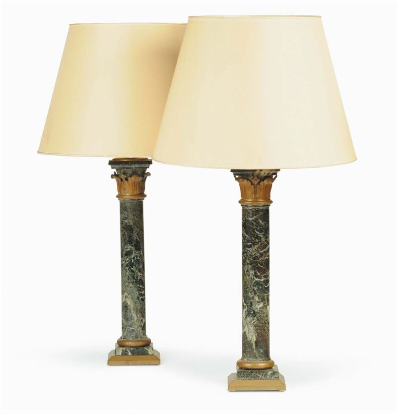 Coppia di lampade in marmo verde, fusto a colonna con capitello  - Auction House Sale Villa la Femara - Cambi Casa d'Aste