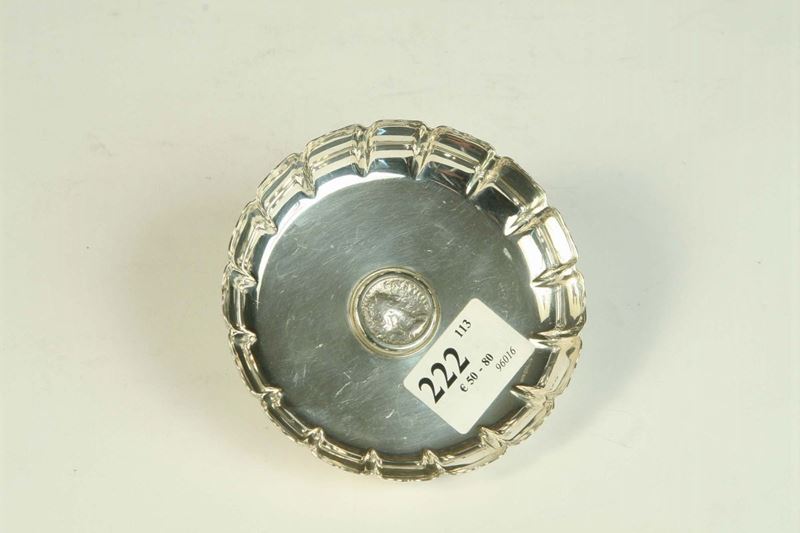 Posacenere in argento sterling con moneta incastonata al centro  - Auction House Sale Villa la Femara - Cambi Casa d'Aste
