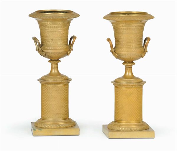 Coppia di vasi medicei Carlo X in bronzo dorato, XIX secolo