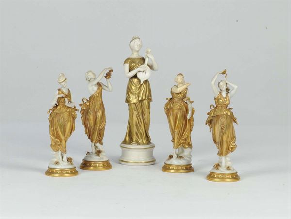 Cinque statuine in porcellana bianca e oro raffiguranti figure femminili