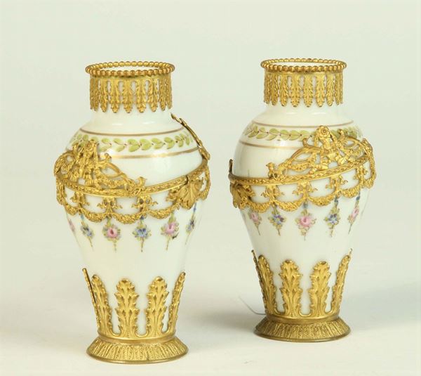 Due vasetti in porcellana con montature in metallo