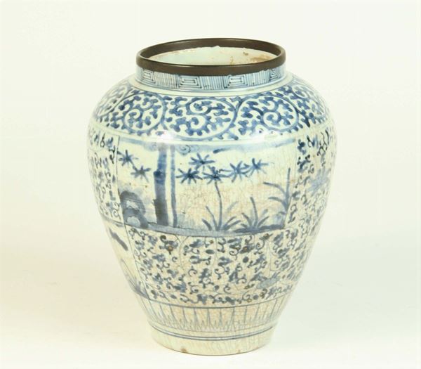 Piccolo vaso cinese con decoro bianco e blu antico