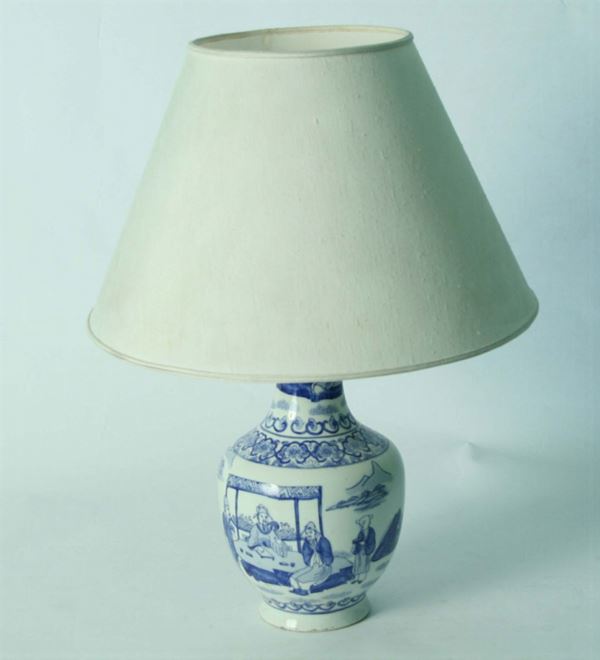 Due lampade in porcellana bianca e blu, Cina XX secolo
