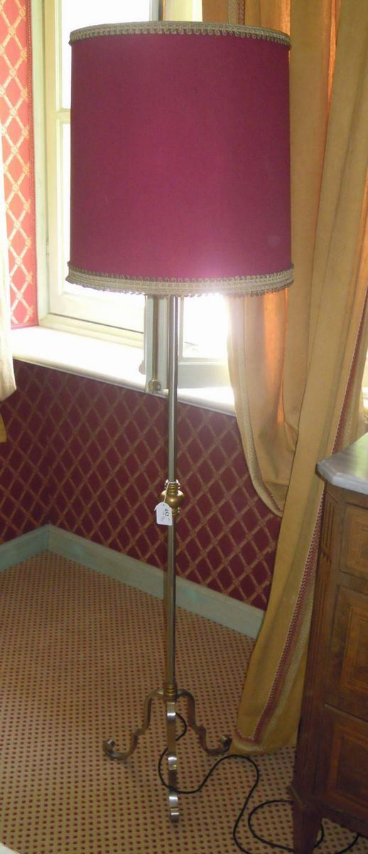 Lampada a piede in acciaio e ottone, XX secolo  - Asta House Sale villa la Femara - Cambi Casa d'Aste