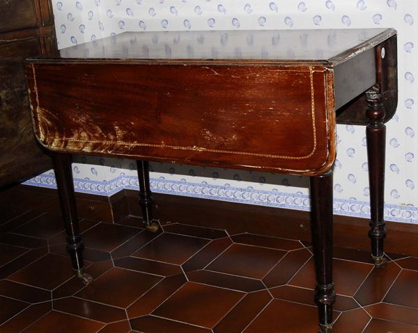 Tavolo inglese in mogano con alette, XX secolo