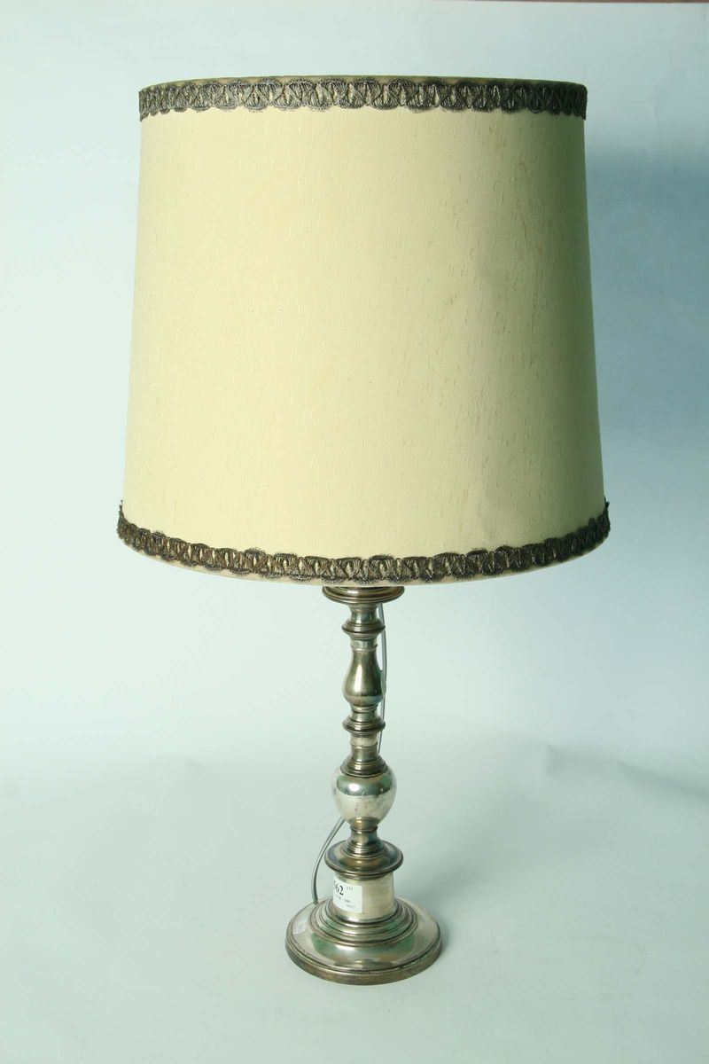 Candeliere Trasformato in lampada a stelo in argento  - Auction House Sale Villa la Femara - Cambi Casa d'Aste