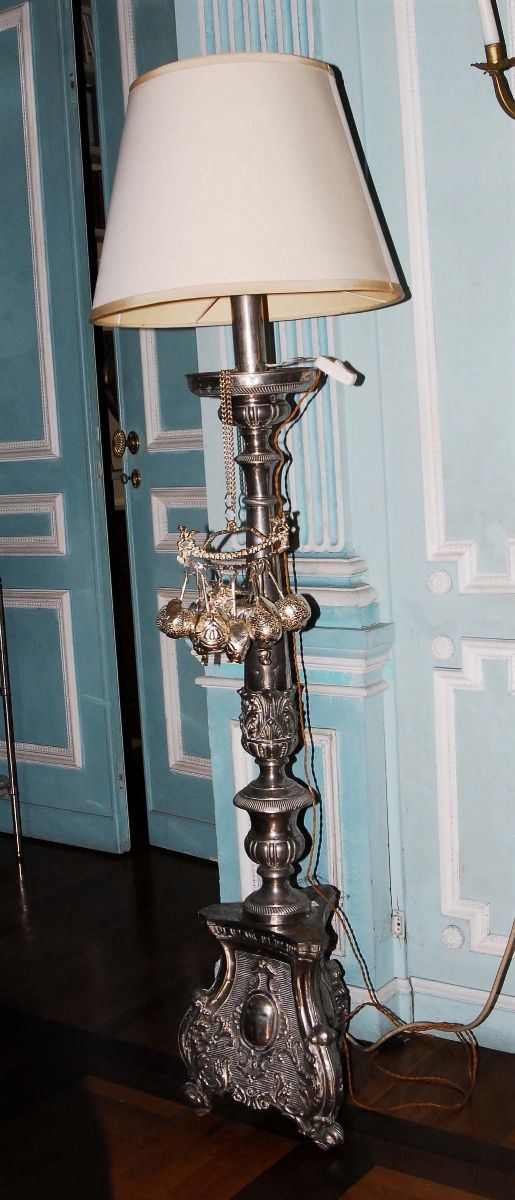 Torciera in metallo argentato sbalzato, Italia XIX secolo